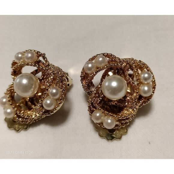 Unbranded 1" Gold tone Swirl beaded Abstract Bird Nest Faux Pearls Clip Ons - Picture 7 of 7